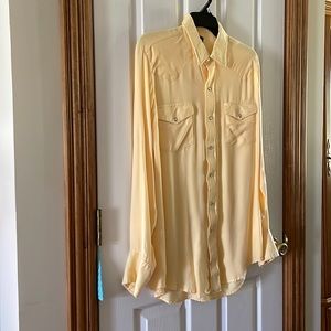 Western style men’s shirt. Beautiful soft yellow. Size medium.